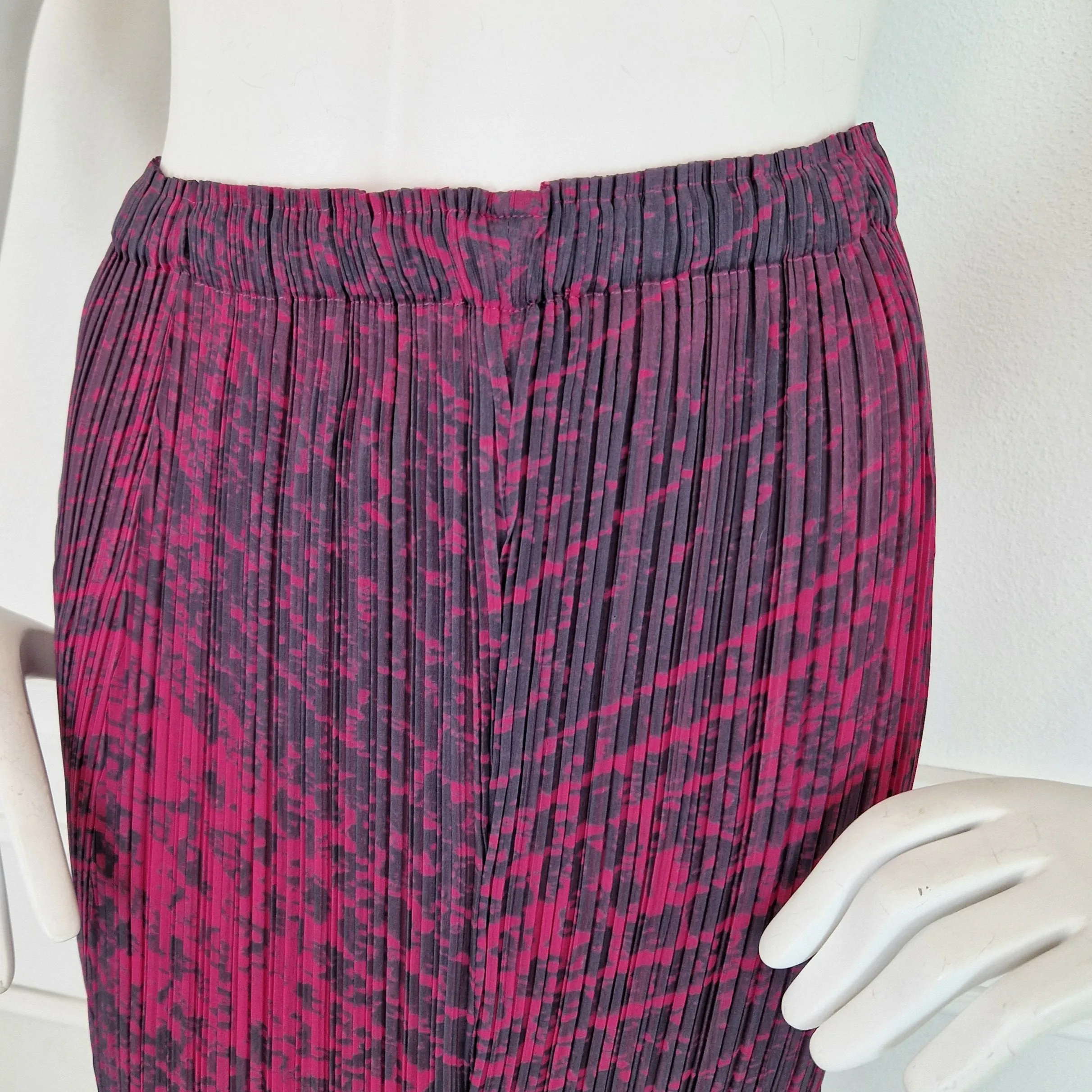 Gonna Issey Miyake Féte grigia e rosa