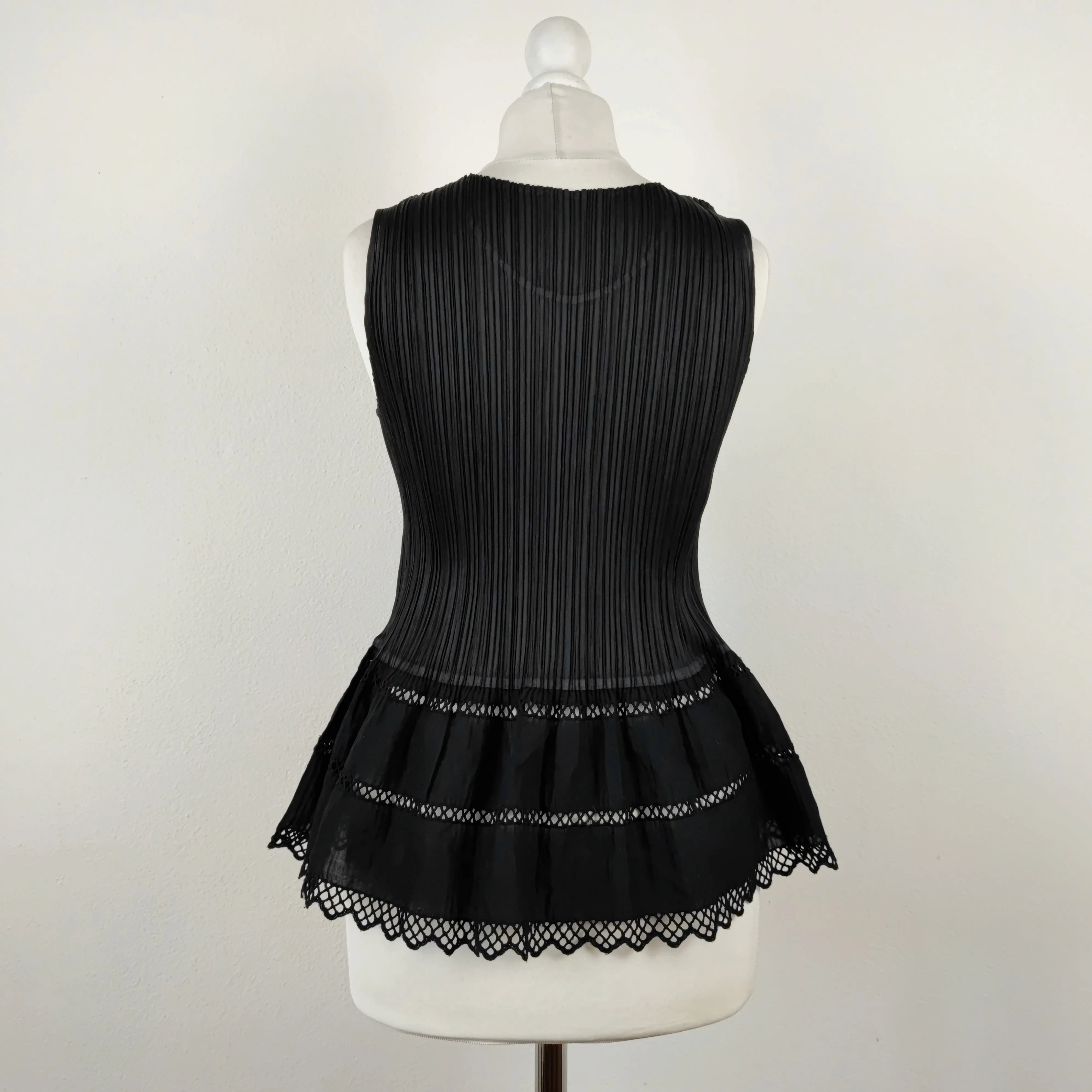 Top Pleats Please Issey Miyake con balza sul fondo
