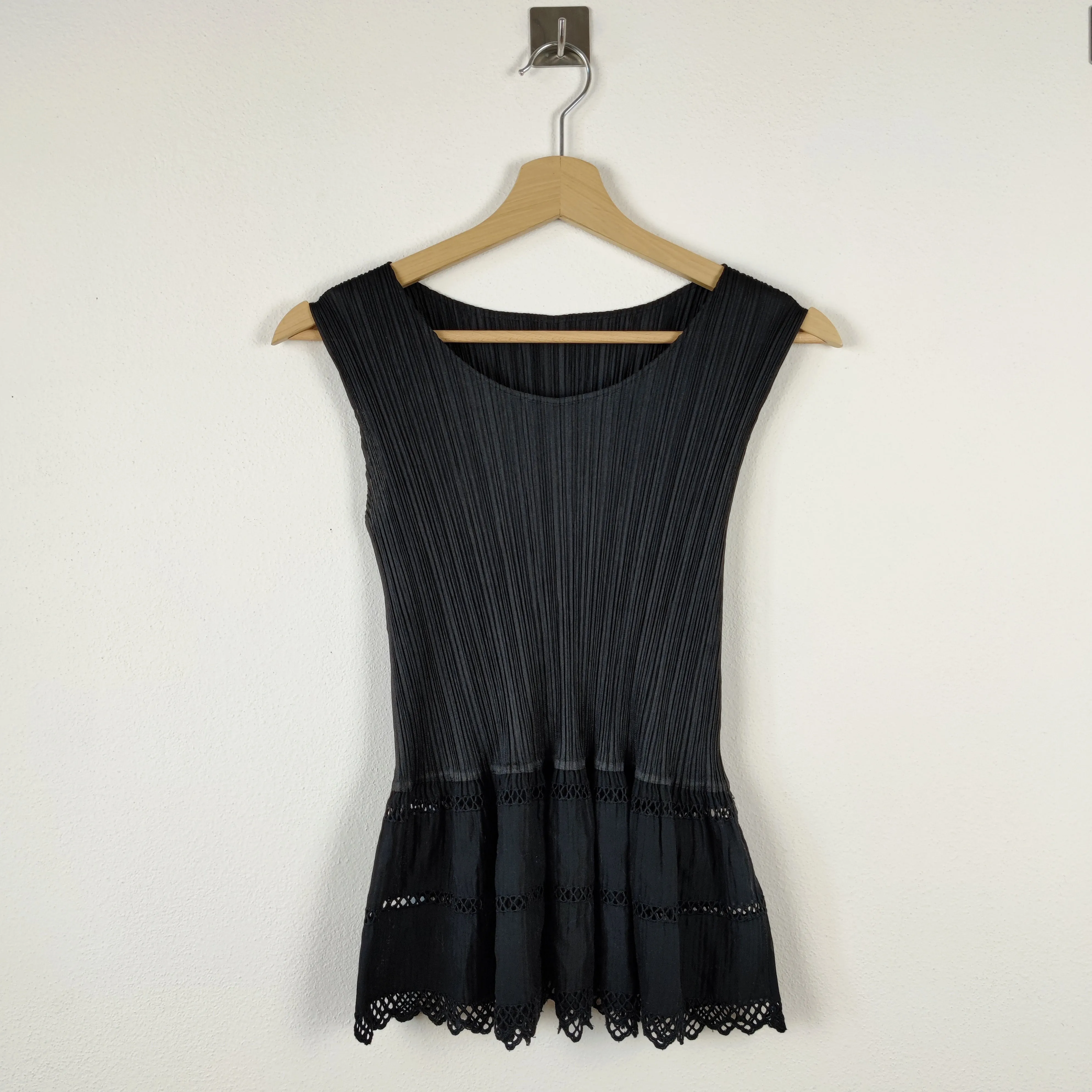 Top Pleats Please Issey Miyake con balza sul fondo